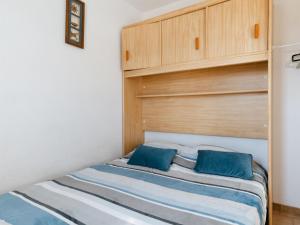 Katil atau katil-katil dalam bilik di Apartment Les Hauts de St Pierre by Interhome