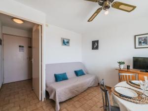 Televisyen dan/atau pusat hiburan di Apartment Les Hauts de St Pierre by Interhome