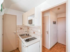 Dapur atau dapur kecil di Apartment Les Hauts de St Pierre by Interhome