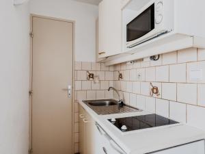 Dapur atau dapur kecil di Apartment Les Hauts de St Pierre by Interhome +22 gambar