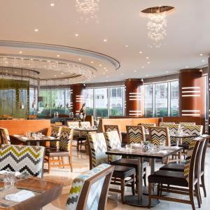 ห้องอาหารหรือที่รับประทานอาหารของ Crowne Plaza Doha - The Business Park, an IHG Hotel