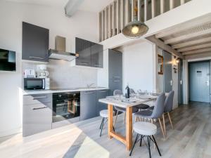 een keuken en eetkamer met een tafel en stoelen bij Apartment Les Eaux Vives 1 & 2-2 by Interhome in Saint Pierre La Mer