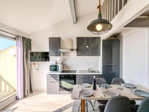 een keuken en eetkamer met een tafel en stoelen bij Apartment Les Eaux Vives 1 & 2-2 by Interhome in Saint Pierre La Mer +28 foto's