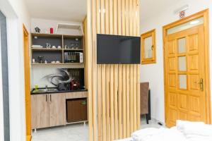 ein Wohnzimmer mit einem Fernseher an der Wand in der Unterkunft SPA apartman Tomin adults only in Sokobanja + 22 Fotos