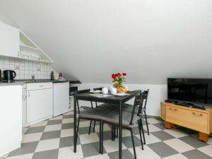 kuchnia ze stołem z krzesłami i telewizorem w obiekcie Apartment Gerania by Interhome w Balatonfüred