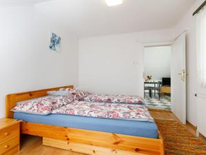 巴拉頓菲賴德的住宿－Apartment Gerania by Interhome，一间卧室配有一张木架床