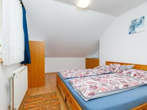 sypialnia z łóżkiem w pokoju w obiekcie Apartment Gerania by Interhome w Balatonfüred