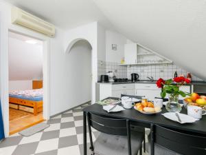 kuchnia ze stołem i miską owoców w obiekcie Apartment Gerania by Interhome w Balatonfüred +19 zdjęć