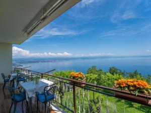 ロヴランにあるApartment Laurus-1 by Interhomeの水辺の景色を望むバルコニー