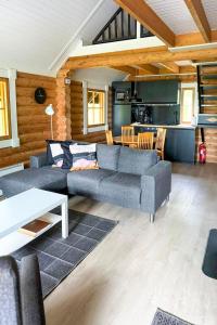 ein Wohnzimmer mit Sofa und Tisch in der Unterkunft Holiday Home Ranta-koivu by Interhome in Kinnula
