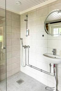 ein Badezimmer mit Dusche und Waschbecken in der Unterkunft Holiday Home Ranta-koivu by Interhome in Kinnula + 11 Fotos