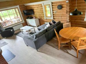 ein Wohnzimmer mit Sofa und Tisch in der Unterkunft Holiday Home Ranta-koivu by Interhome in Kinnula