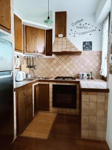 A kitchen or kitchenette at Appartamento Incantevole La Coccola
