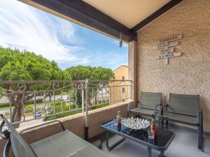 サナリー・シュル・メールにあるApartment Les Faubourgs Saint Michel by Interhomeのパティオ(椅子2脚、テーブル付)、バルコニー