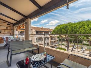 サナリー・シュル・メールにあるApartment Les Faubourgs Saint Michel by Interhomeのバルコニー(ソファ、椅子、テーブル付)