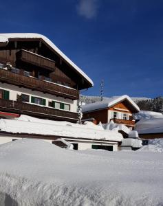 a snow covered roof of a building with snow on it at Ferienwohnungen am See _ Hinterseer in Schliersee