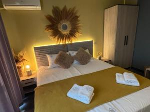 a bedroom with a bed with two towels on it at Pino - Villa, Casa, Cucina е Terrazza in Albena