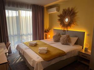 a bedroom with a large bed with towels on it at Pino - Villa, Casa, Cucina е Terrazza in Albena