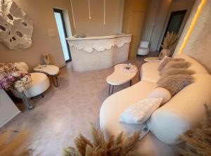 a living room with couches and chairs and a bar at Pino - Villa, Casa, Cucina е Terrazza in Albena