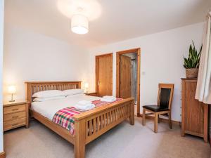 a bedroom with a bed and a desk and a chair at Holiday Home Achmony Number 11 by Interhome in Drumnadrochit