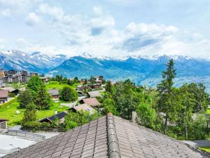 ナンダにあるChalet Ushuaia by Interhomeの山を背景にした町の景色