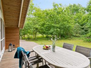 uma mesa num convés com uma taça de fruta em Holiday Home Merina - 700m from the sea in Sealand by Interhome em Højby