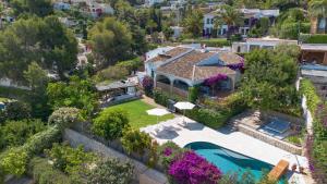Bazén v ubytovaní Bonita stay B Light Piscina climatizada bbq wifi alebo v jeho blízkosti