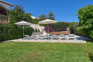 Vonkajšia záhrada v ubytovaní Bonita stay B Light Piscina climatizada, bbq, wifi
