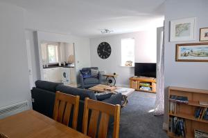 a living room with a couch and a table at 2 bedroom apartment in Stratford upon Avon with free onsite parking in Stratford-upon-Avon