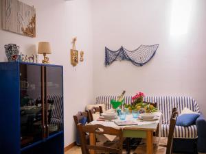 ein Esszimmer mit einem Tisch mit Stühlen und einem Esszimmer in der Unterkunft Apartment Luna by Interhome in Trappeto