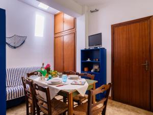 ein Esszimmer mit Tisch und Stühlen und einem Fernseher in der Unterkunft Apartment Luna by Interhome in Trappeto