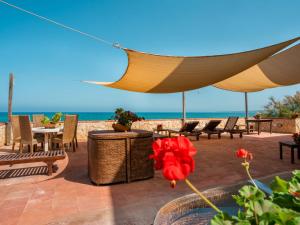 eine Terrasse mit Tisch und Stühlen und dem Meer in der Unterkunft Apartment Luna by Interhome in Trappeto