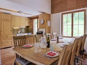 Kuchyň nebo kuchyňský kout v ubytování Apartment Chalet Kibou by Interhome