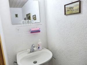 Ένα μπάνιο στο Apartment Chalet Kibou by Interhome