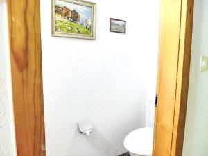Ένα μπάνιο στο Apartment Chalet Kibou by Interhome