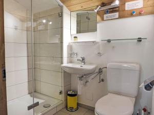 Ένα μπάνιο στο Apartment Chalet Kibou by Interhome