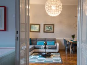 een woonkamer met een bank en een tafel bij LikeHome Apartment in Zagreb