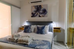 ein Schlafzimmer mit einem Bett mit Handtüchern darauf in der Unterkunft SPA apartman Tomin adults only in Sokobanja