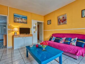 Μια τηλεόραση ή/και κέντρο ψυχαγωγίας στο Holiday Home Pontac-Gadet 1 by Interhome