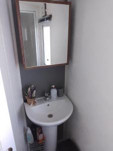 Ένα μπάνιο στο Crimdon dene bay view holiday home NO SMOKING NO PETS