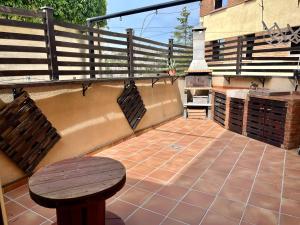 a patio with a wooden fence and a wooden table at Piso completamente equipado en el centro de Benabarre in Benabarre +12 photos