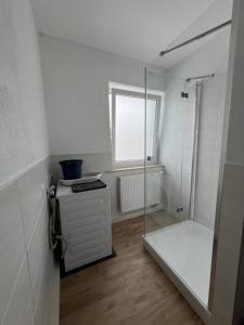 a bathroom with a shower and a glass door at Ferienwohnungen Yanev- Hof in Hof
