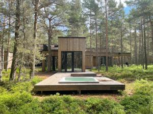 DirhamiDirhami Nature Resort的森林中间带游泳池的房子