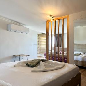 - une chambre avec un lit et un peignoir dans l'établissement Amsterdam Otel & Suite Apart, à Kemer