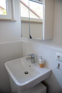 Ένα μπάνιο στο Potsdams Traumwohnung mit 6 Schlafmöglichkeiten und Terrasse +18 φωτογραφίες
