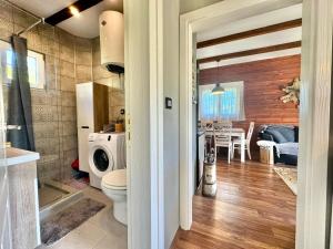 baño con aseo y comedor en Two bedroom Challet Snow white, en Kolašin 37 fotos más