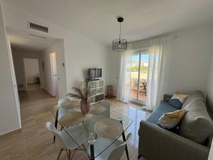 ein Wohnzimmer mit einer Couch und einem Tisch und Stühlen in der Unterkunft Ático - CENTRO de Sabinillas - Calle la Pasionaria - in San Luis de Sabinillas + 31 Fotos