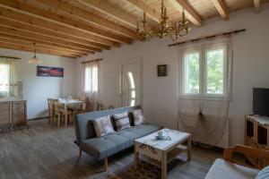 TV a/nebo společenská místnost v ubytování Pratsas House