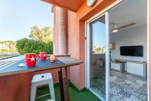 Un balcón con una mesa y vista a un patio. en Las Buganvillas, en Roquetas de Mar