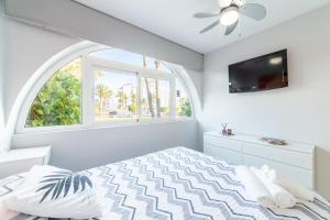 Una habitación blanca con una cama y una ventana en Las Buganvillas, en Roquetas de Mar 17 fotos más